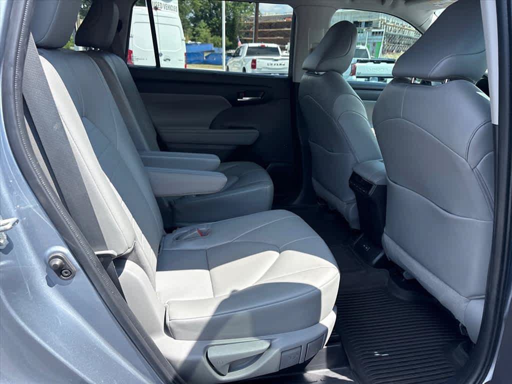 Used 2022 Toyota Highlander XLE AWD/4WD image 7