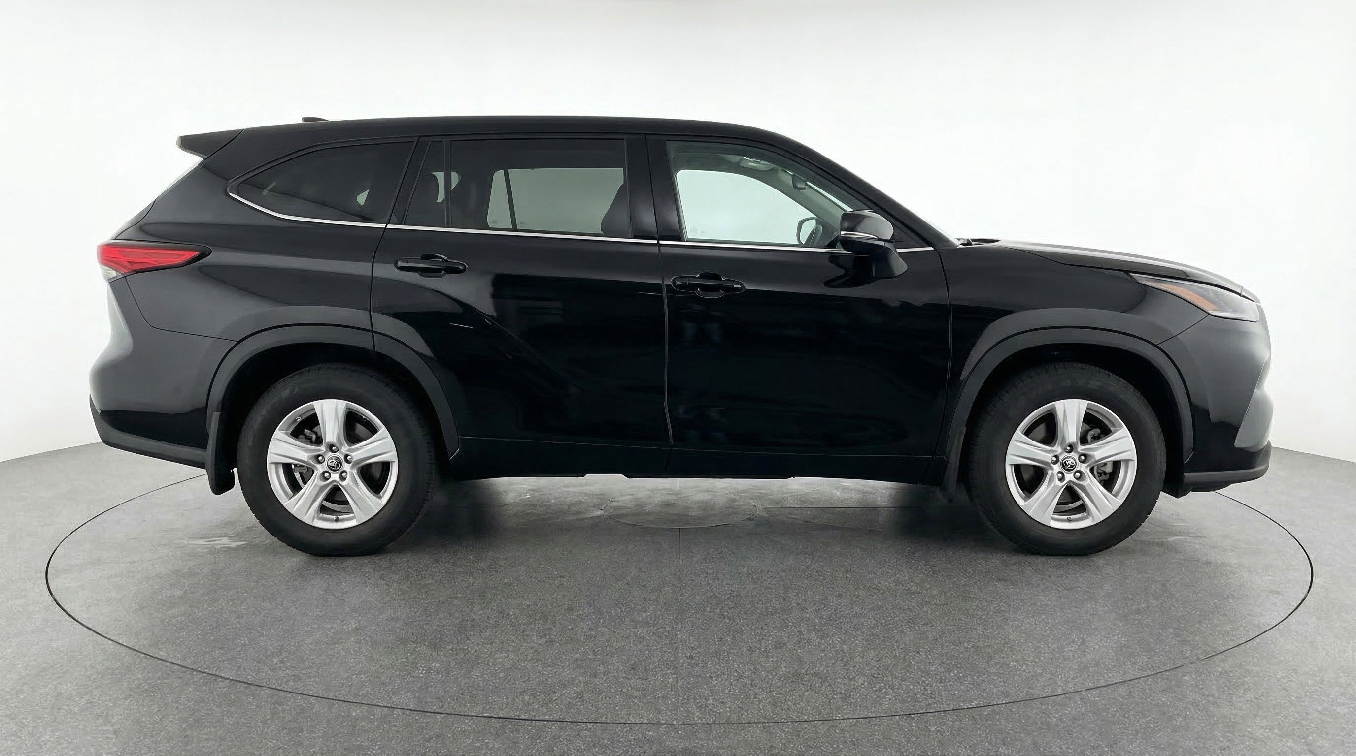 Used 2025 Toyota Highlander LE image 11