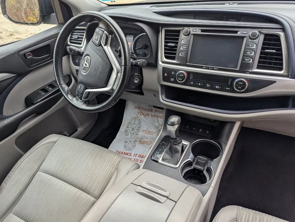 Used 2017 Toyota Highlander Plus AWD/4WD image 13