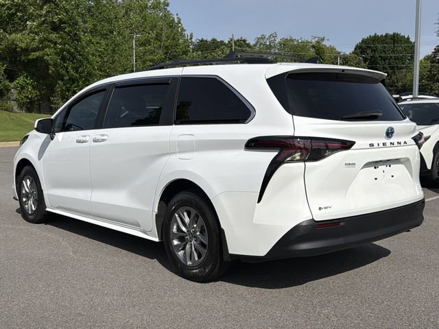 Used 2025 Toyota Sienna LE FWD image 5
