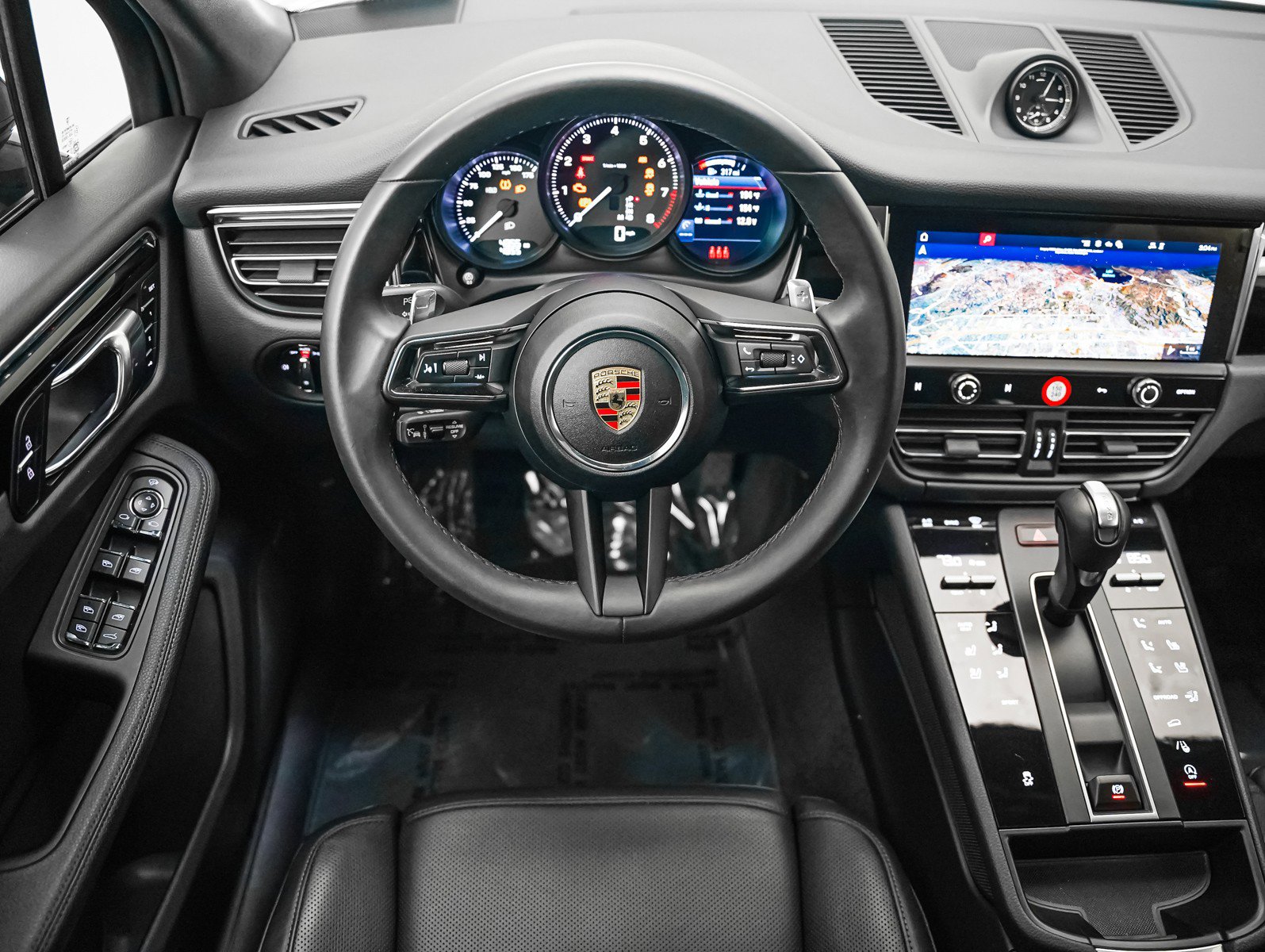 Certified 2025 Porsche Macan image 16