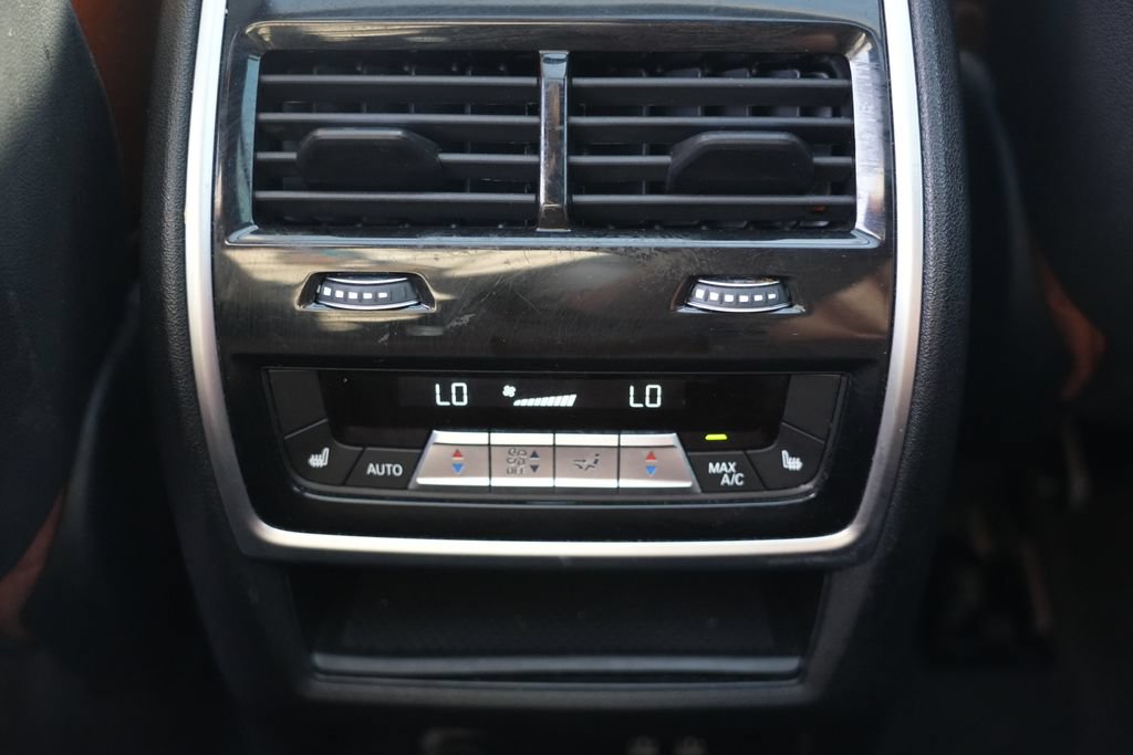 Used 2021 BMW X7 xDrive40i w/ M Sport Package AWD/4WD image 23