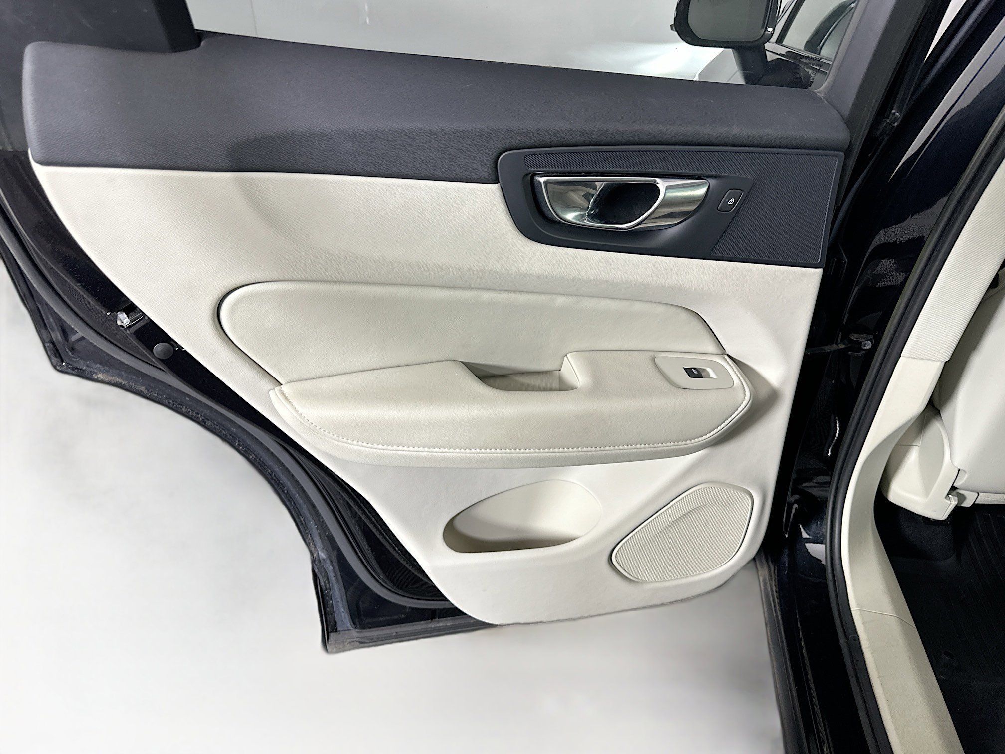 Used 2023 Volvo XC60 B5 Plus w/ Climate Package image 27