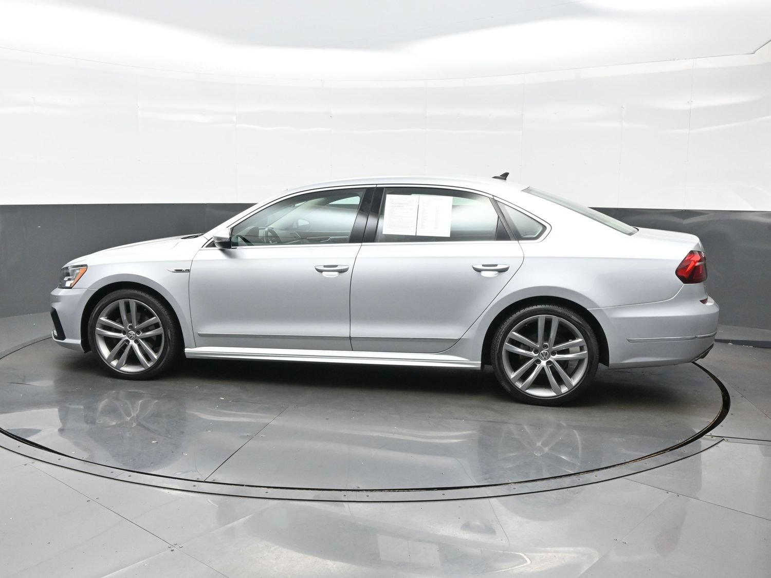 Used 2017 Volkswagen Passat 1.8T R-Line FWD image 3