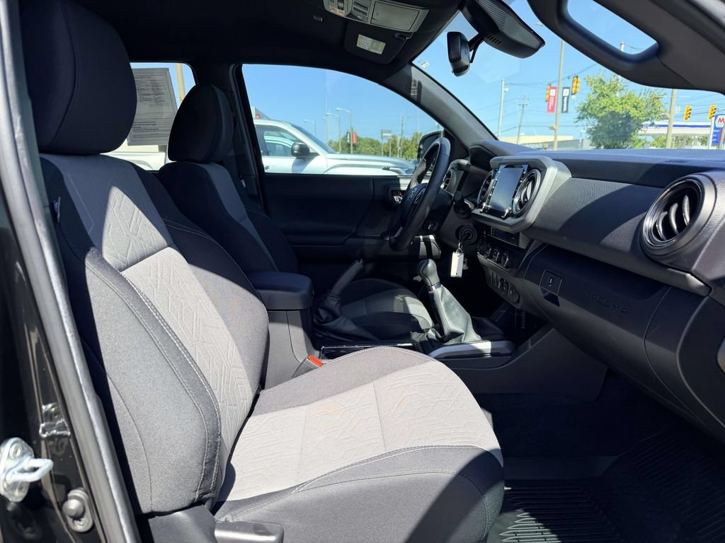 Certified 2022 Toyota Tacoma TRD Off-Road AWD/4WD image 13