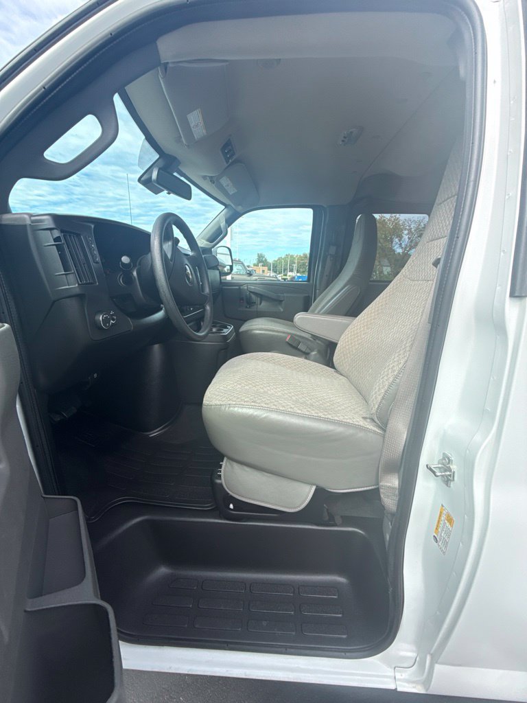 Used 2025 Chevrolet Express 3500 LT w/ LT Preferred Equipment Group RWD image 13