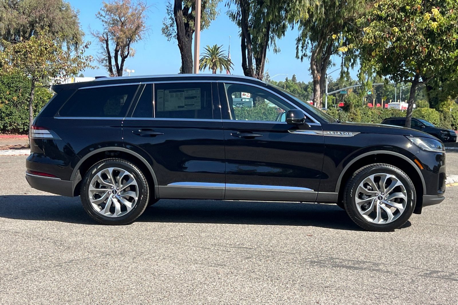 New 2026 Lincoln Aviator Reserve w/ Illumination Package AWD/4WD image 3
