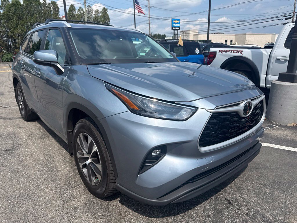 Used 2024 Toyota Highlander XLE AWD/4WD image 4