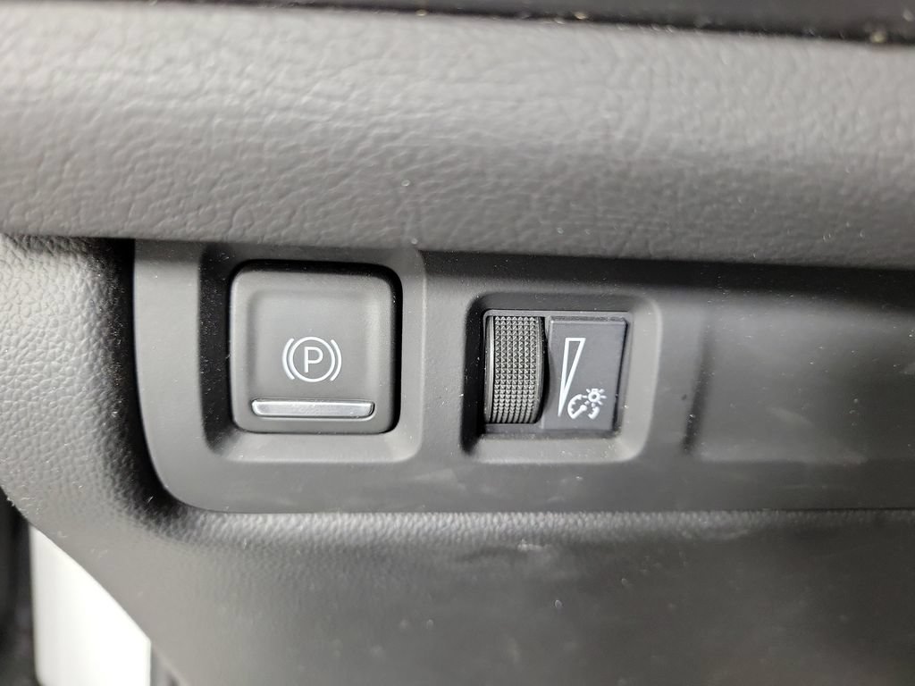 Certified 2024 Cadillac XT4 Luxury w/ Cold Weather Package FWD image 32