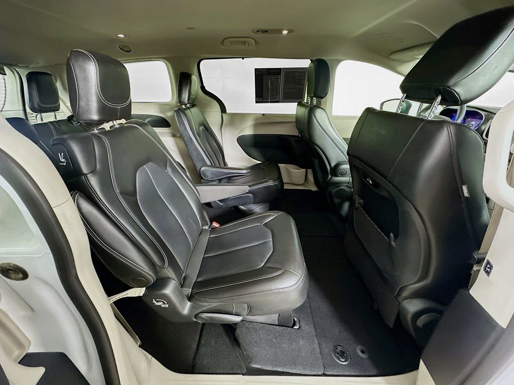 Used 2023 Chrysler Pacifica Touring-L image 11