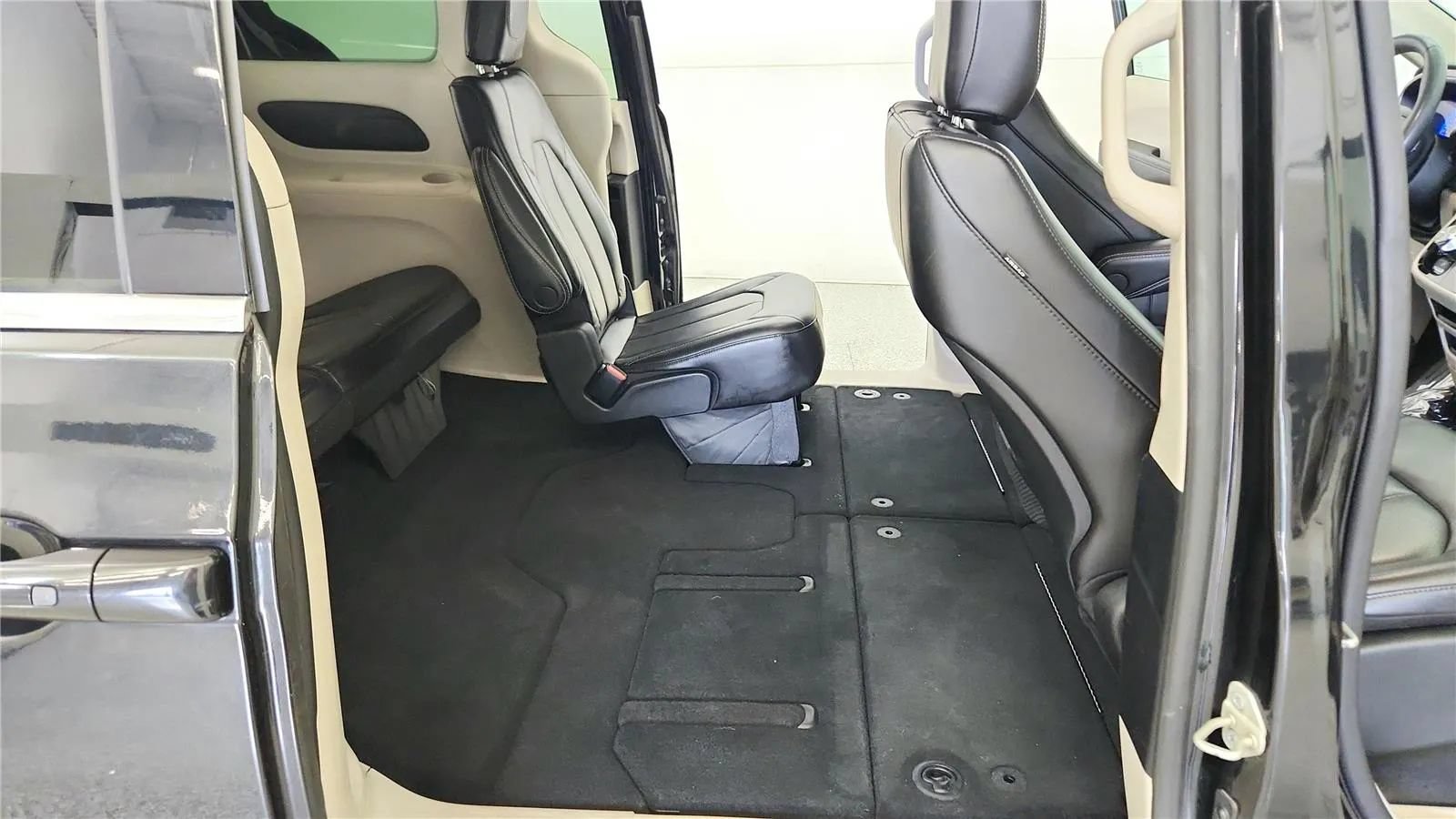 Used 2023 Chrysler Pacifica Touring-L FWD image 39