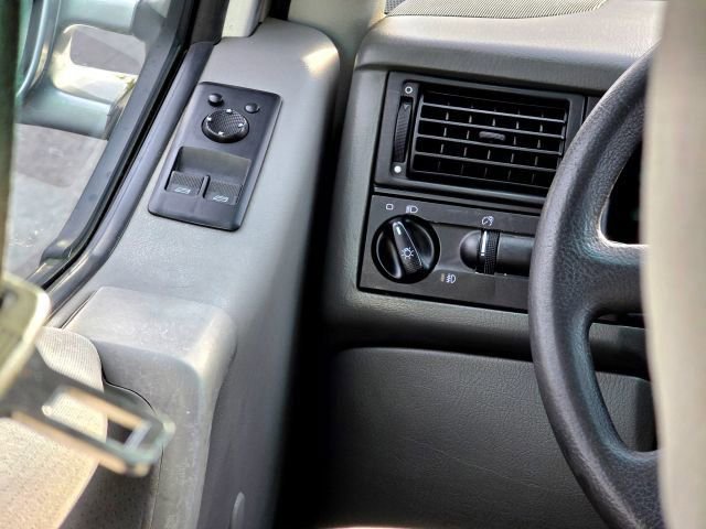 Used 2002 Volkswagen Eurovan MV image 16