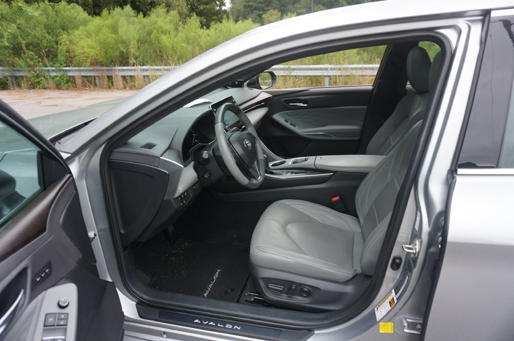 Used 2020 Toyota Avalon Limited w/ Advanced Safety Package FWD image 2