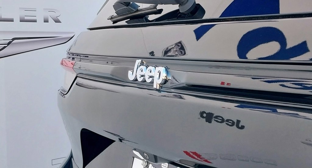 Certified 2023 Jeep Grand Cherokee Laredo image 10