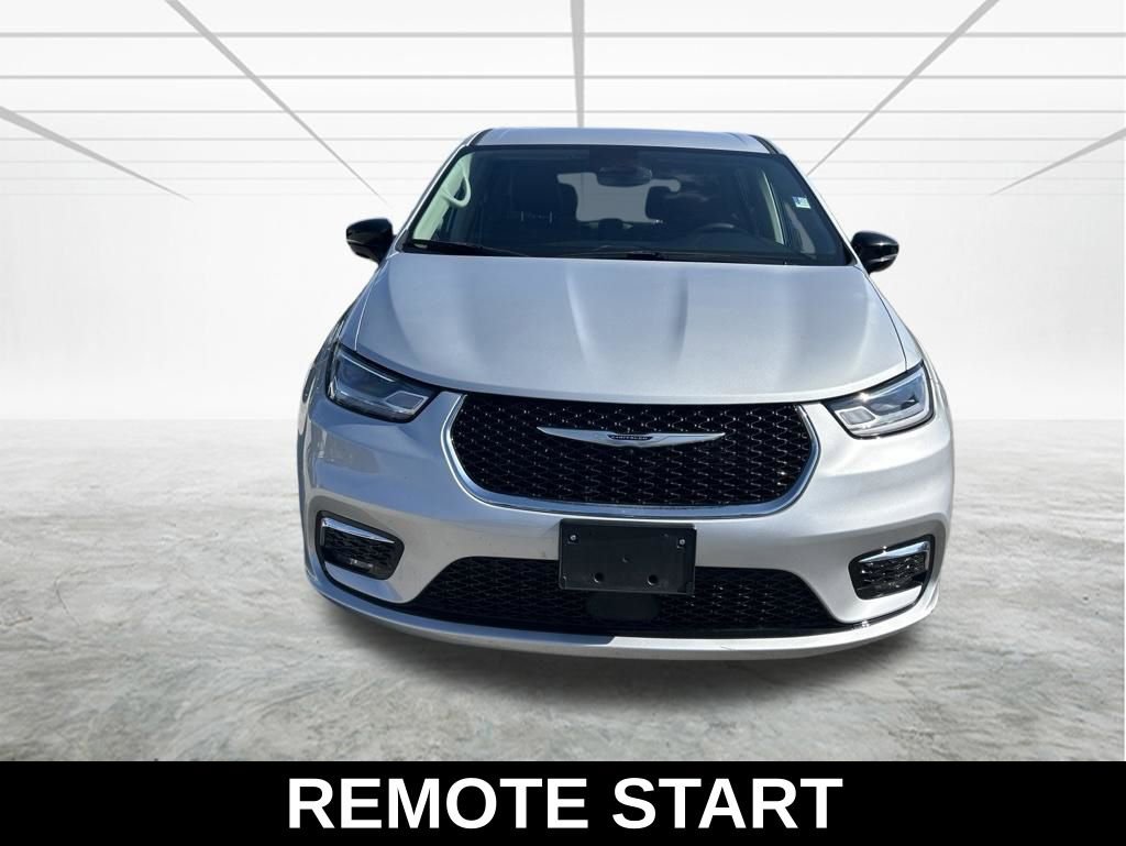 Used 2024 Chrysler Pacifica Touring-L FWD image 9