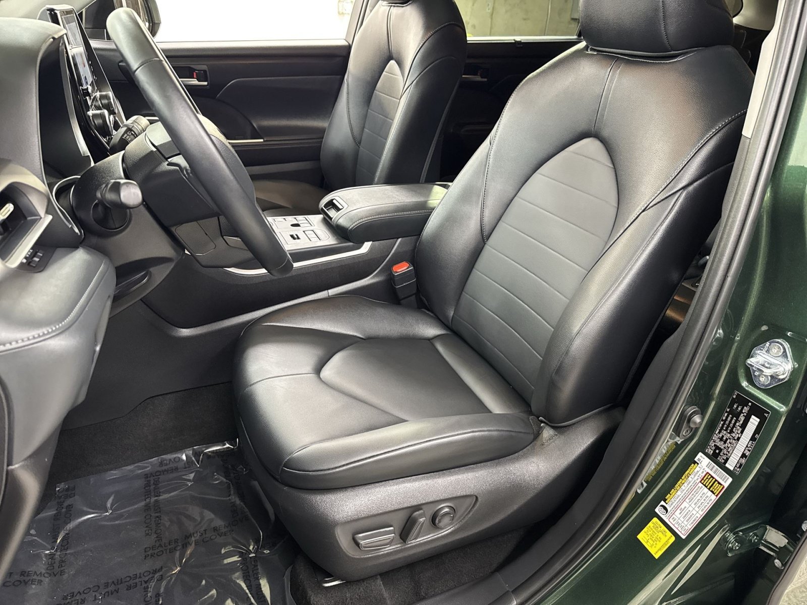 Used 2025 Toyota Highlander XLE AWD/4WD image 24