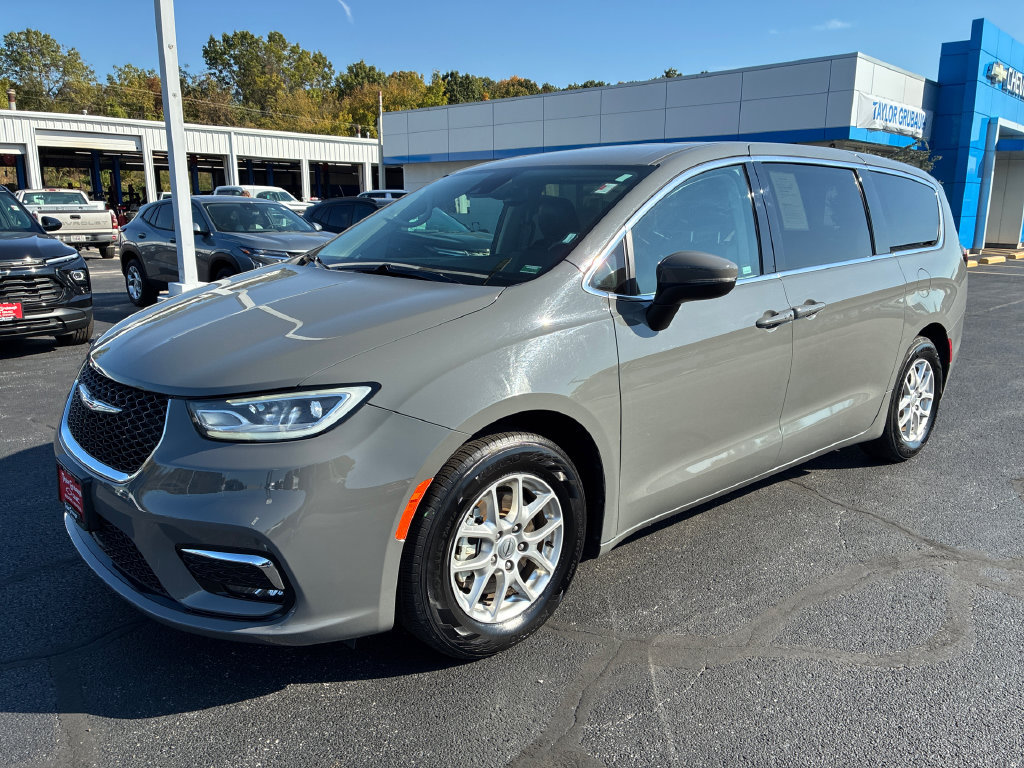 Used 2023 Chrysler Pacifica Touring-L FWD image 4