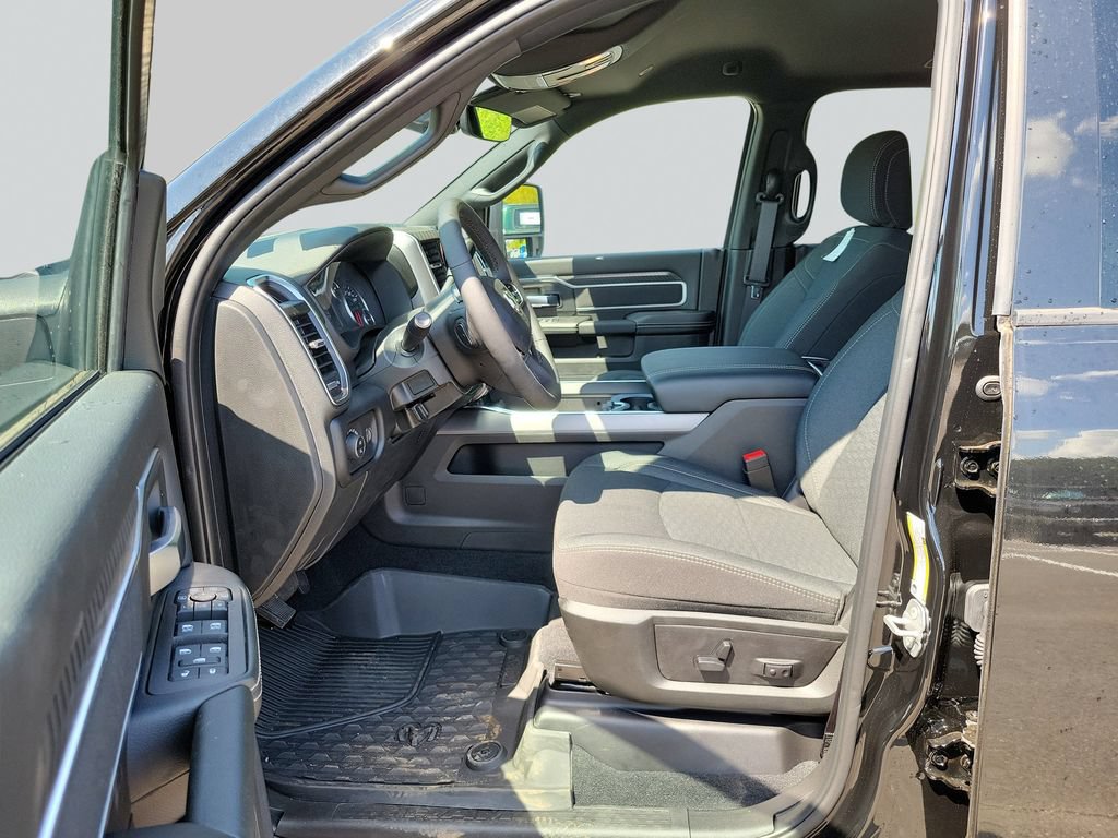 New 2026 RAM 3500 Big Horn AWD/4WD image 25