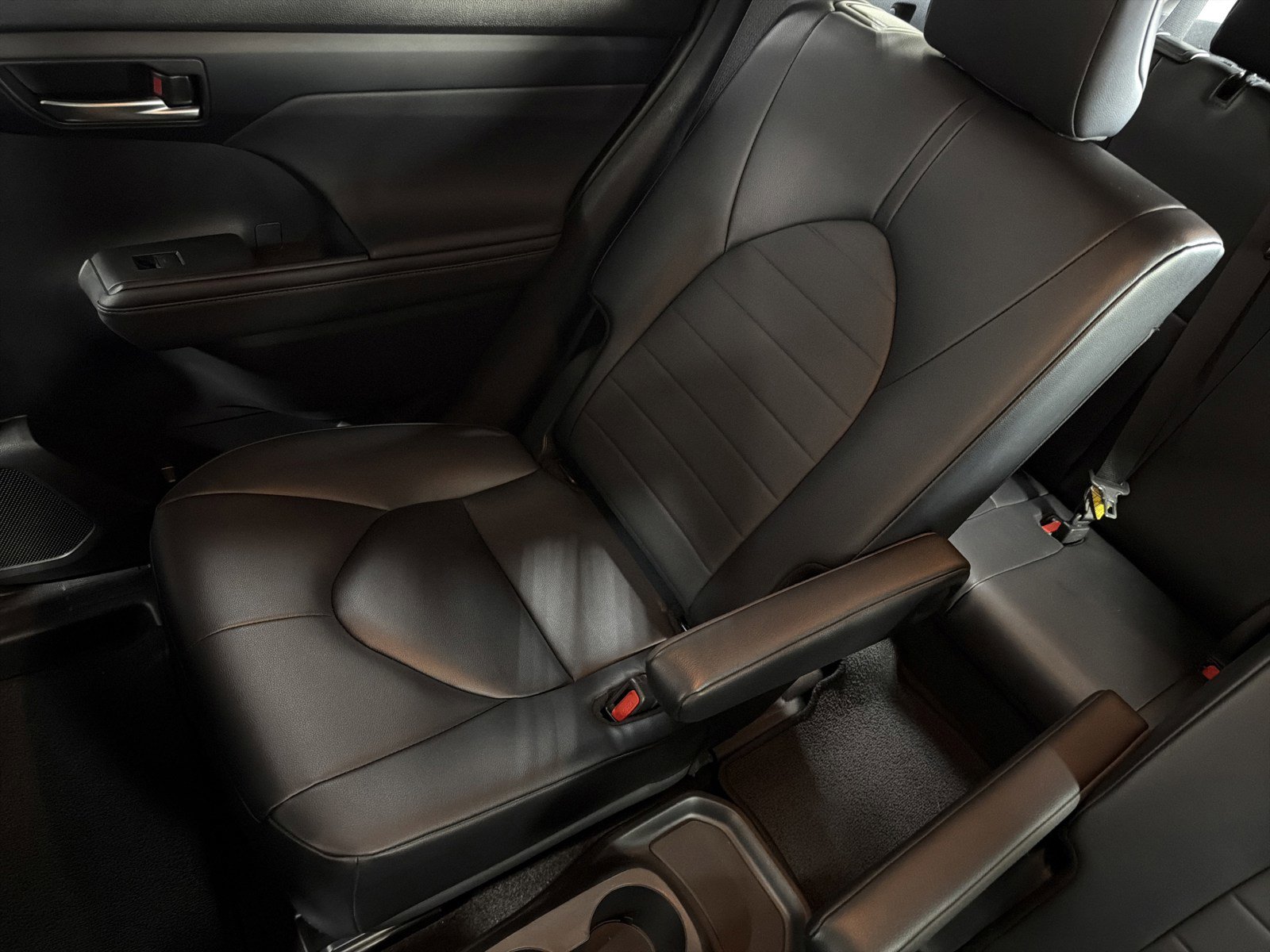 Used 2024 Toyota Highlander XLE image 12