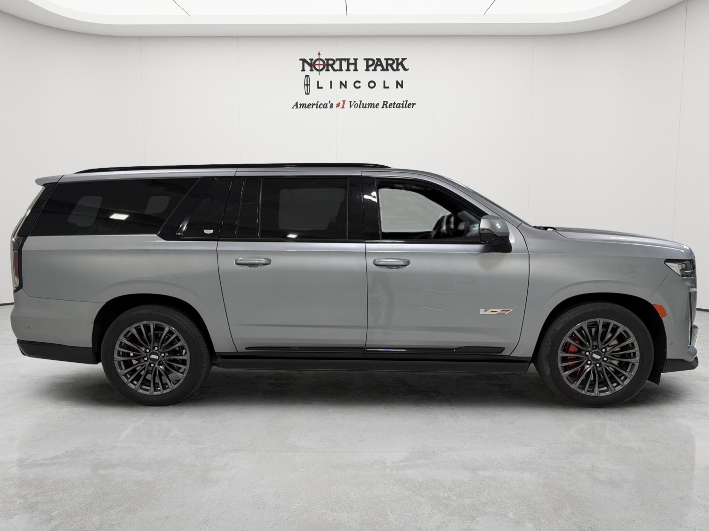 Used 2023 Cadillac Escalade ESV V AWD/4WD image 6