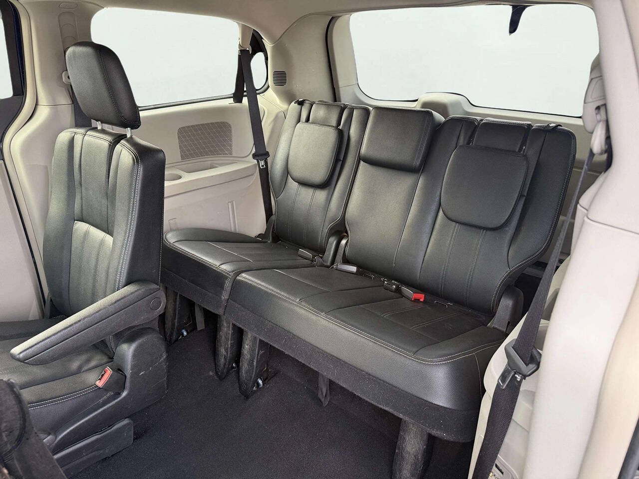 Used 2016 Chrysler Town & Country Touring FWD image 12