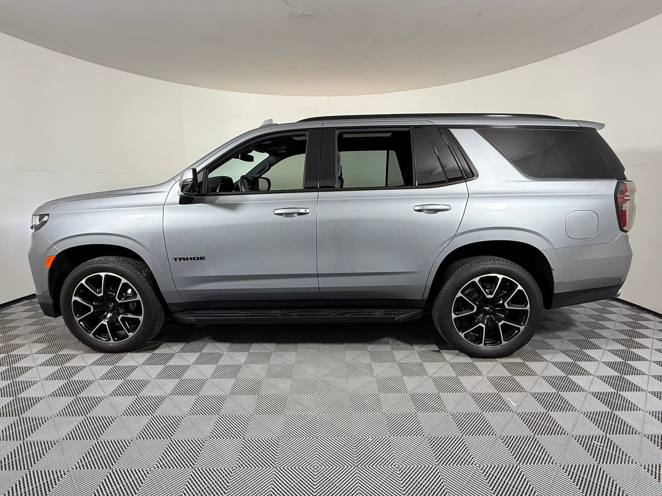Used 2024 Chevrolet Tahoe RST w/ Sport Performance Package AWD/4WD image 2