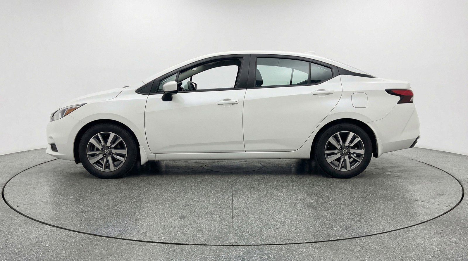 Used 2025 Nissan Versa SV FWD image 5