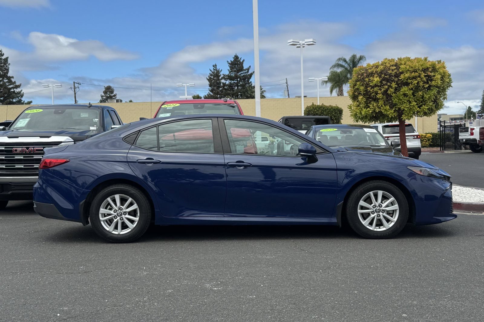 Used 2025 Toyota Camry LE FWD image 4