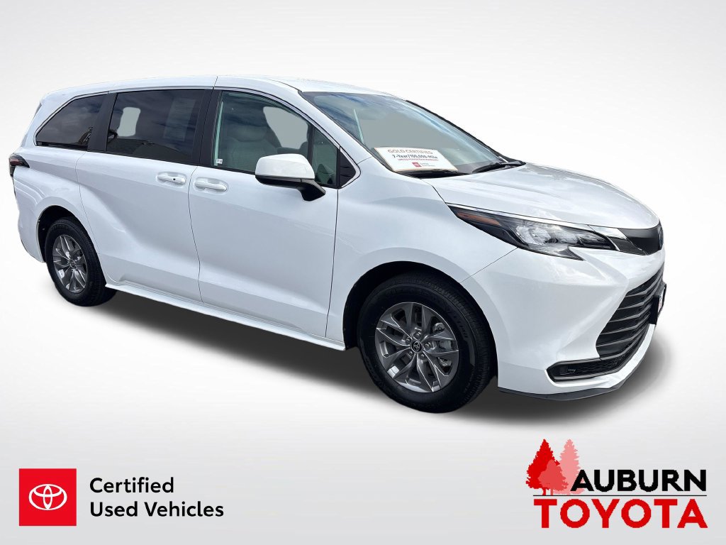 Certified 2025 Toyota Sienna LE FWD image 3