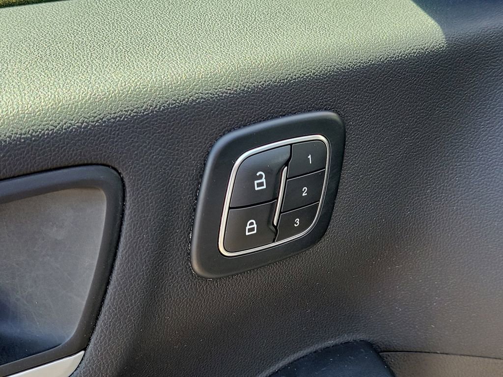 Used 2025 Ford Escape Platinum AWD/4WD image 19