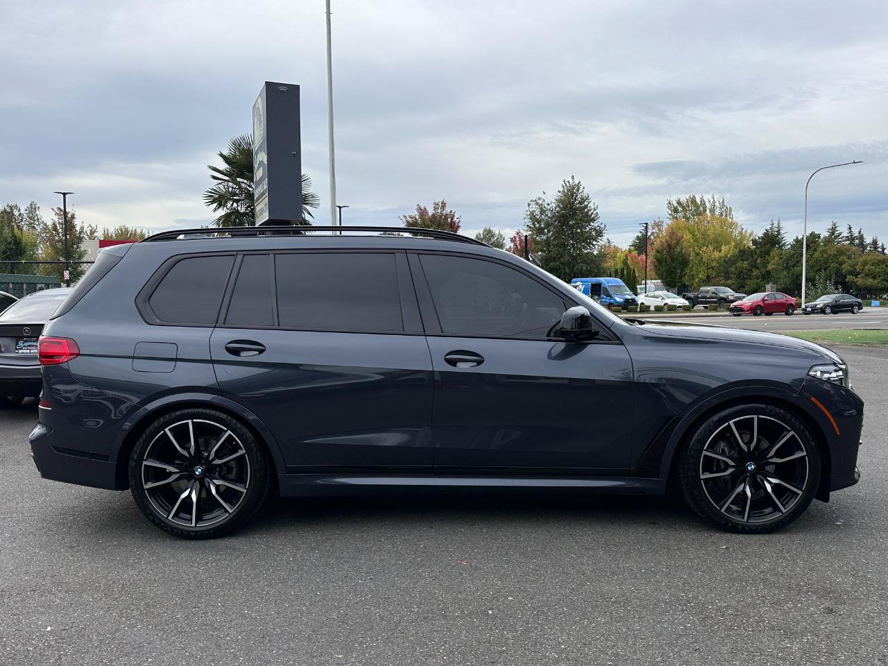 Used 2022 BMW X7 xDrive40i w/ M Sport Package AWD/4WD image 38