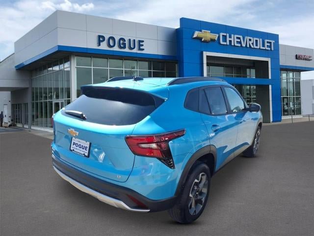 Used 2025 Chevrolet Trax LT w/ LT Convenience Package image 2