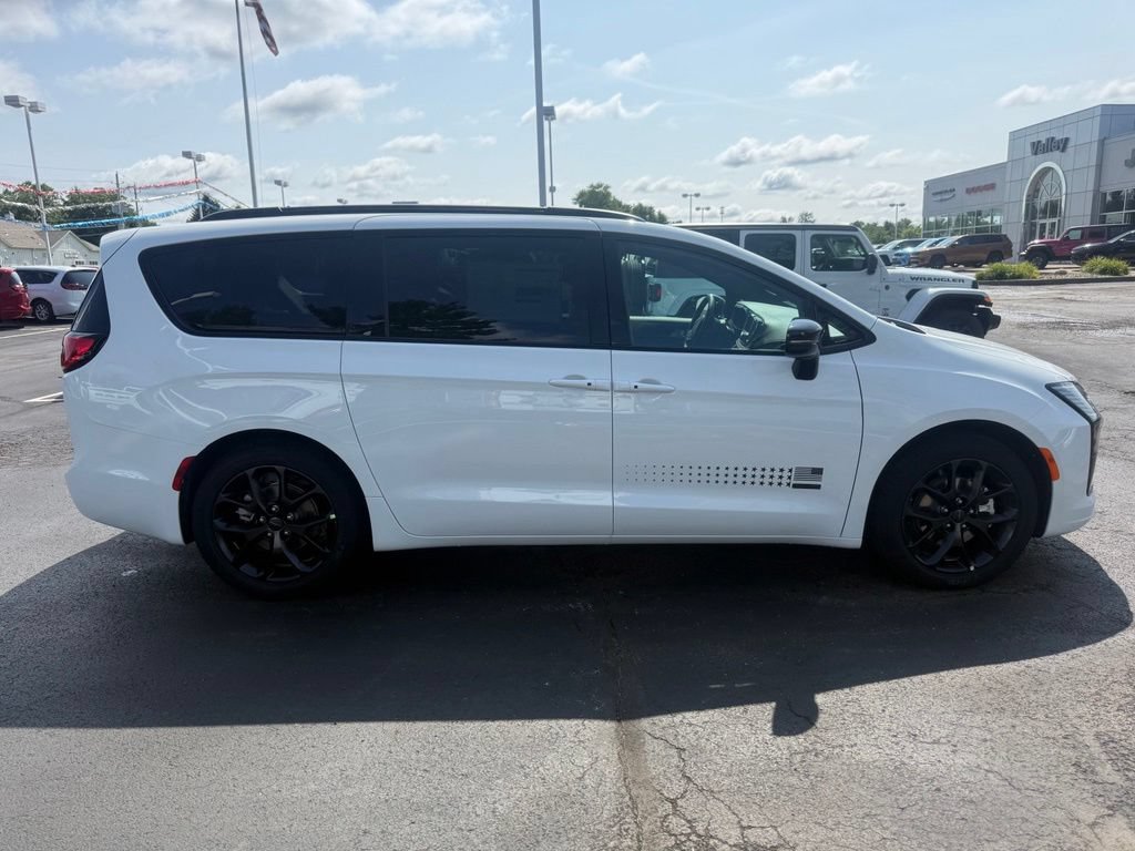 New 2027 Chrysler Pacifica Select FWD image 2