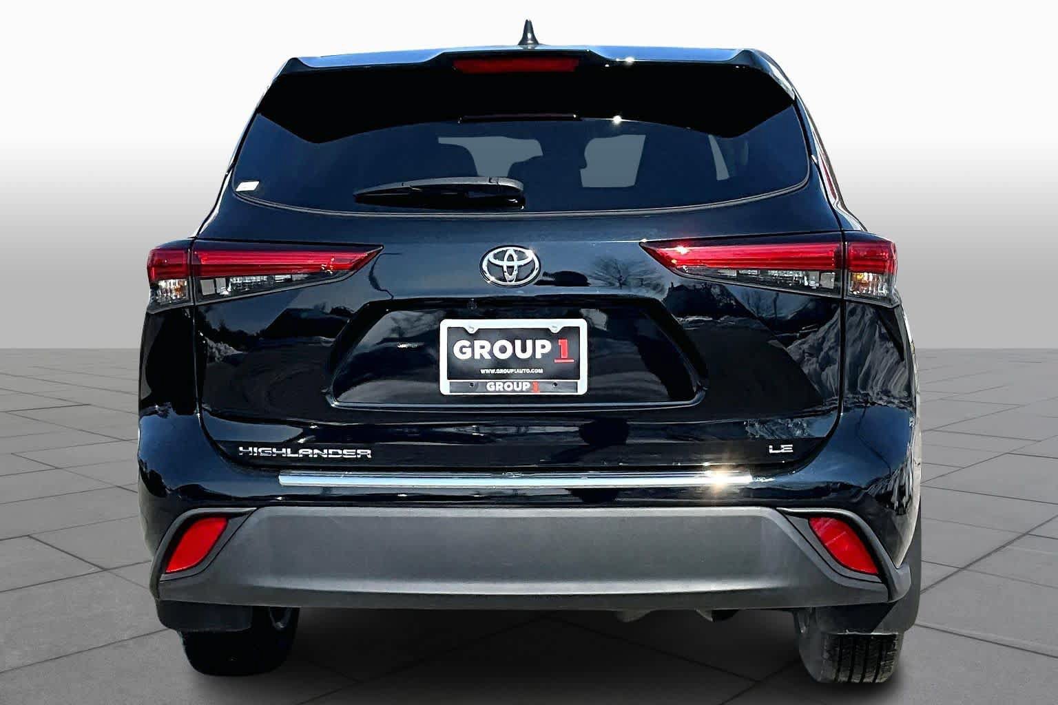 Used 2022 Toyota Highlander LE FWD image 5