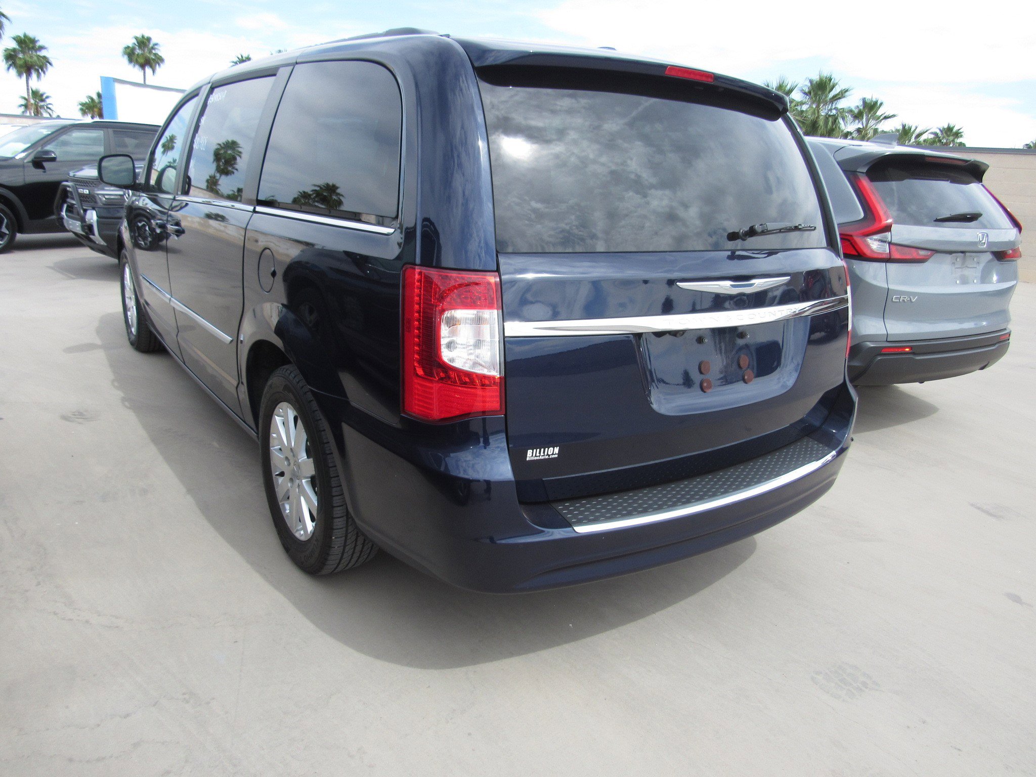 Used 2013 Chrysler Town & Country Touring image 4