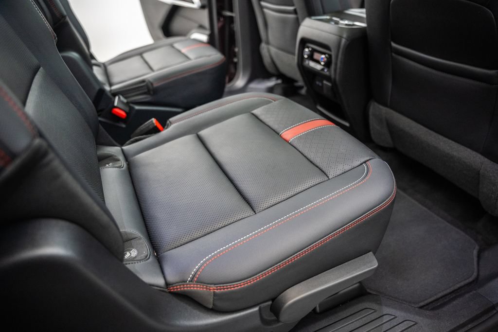 Used 2024 Chevrolet Traverse RS FWD image 35