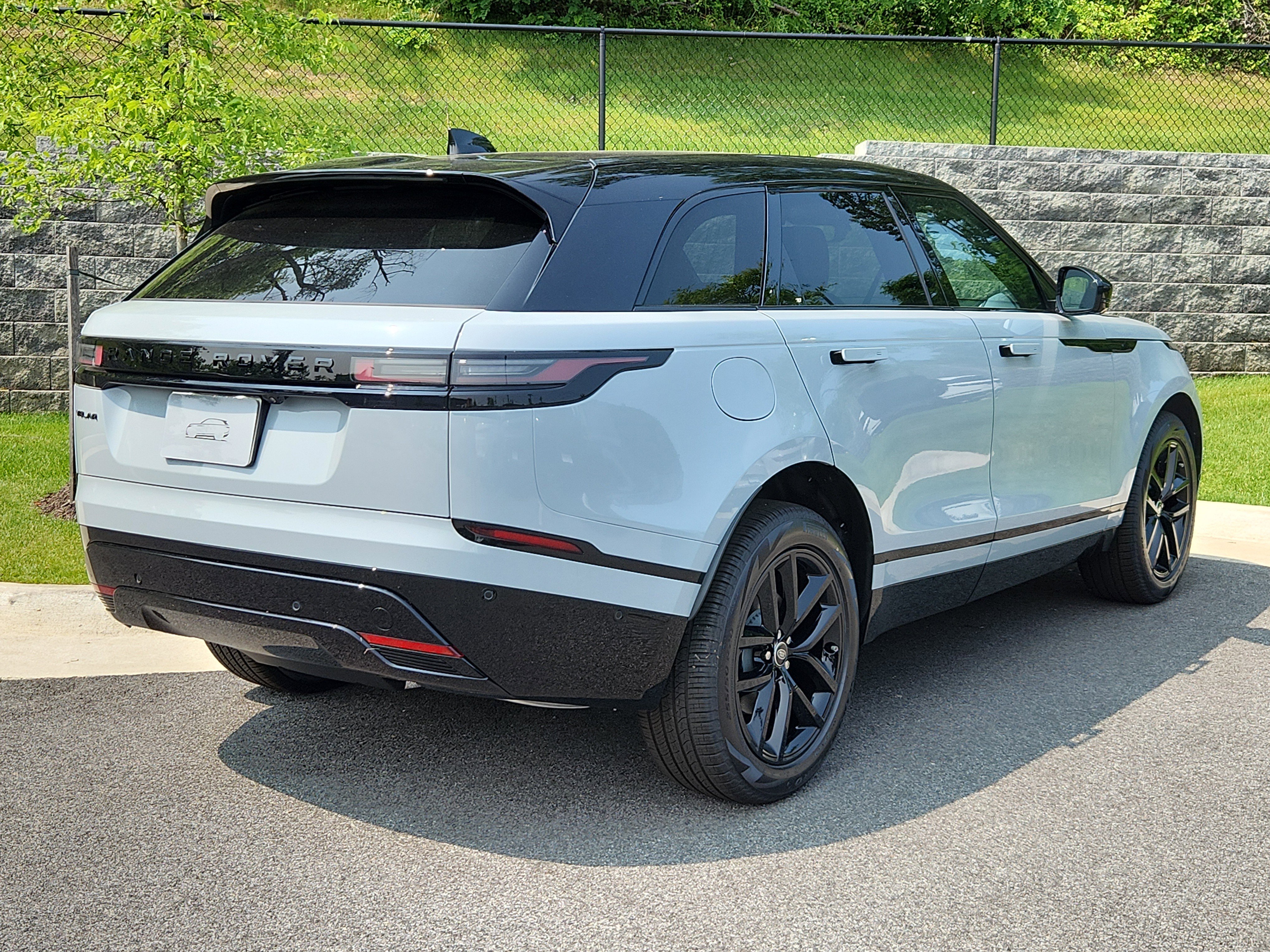 Used 2026 Land Rover Range Rover Velar Dynamic SE image 2