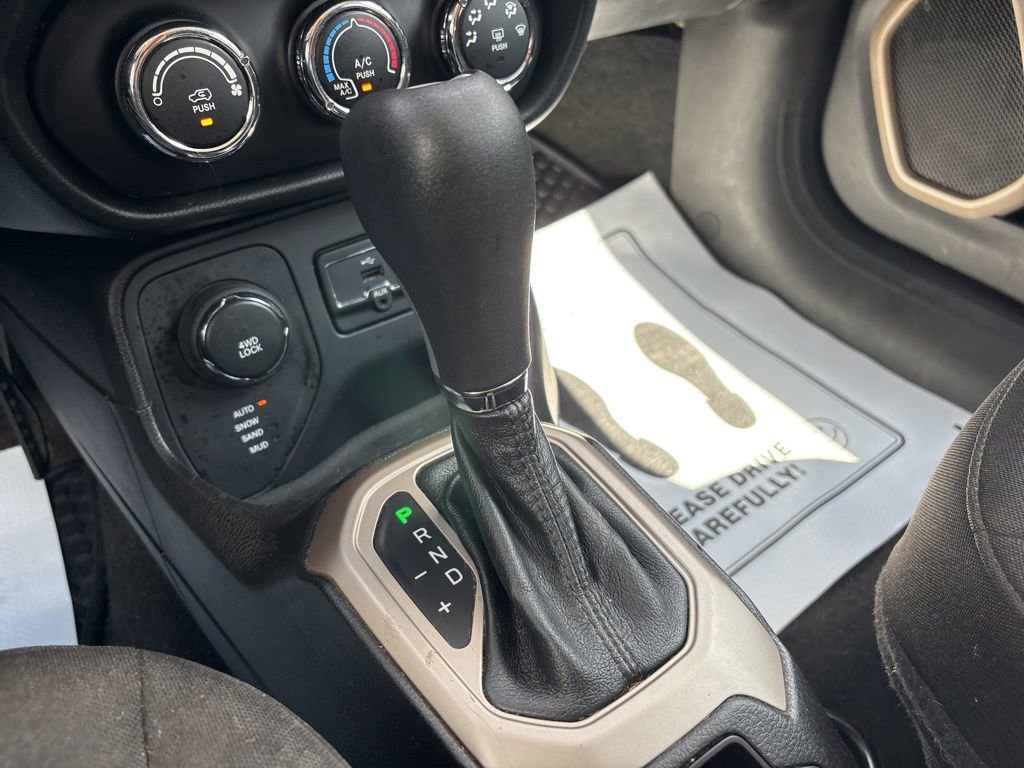 Used 2017 Jeep Renegade Latitude w/ Cold Weather Group image 31