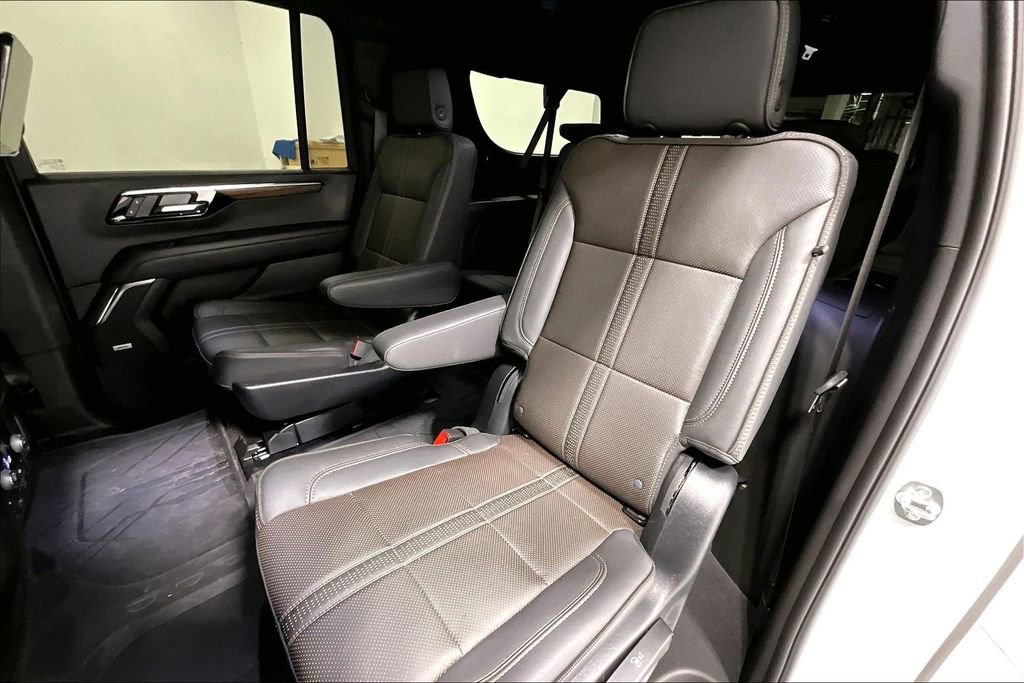 Used 2025 Chevrolet Suburban High Country AWD/4WD image 31