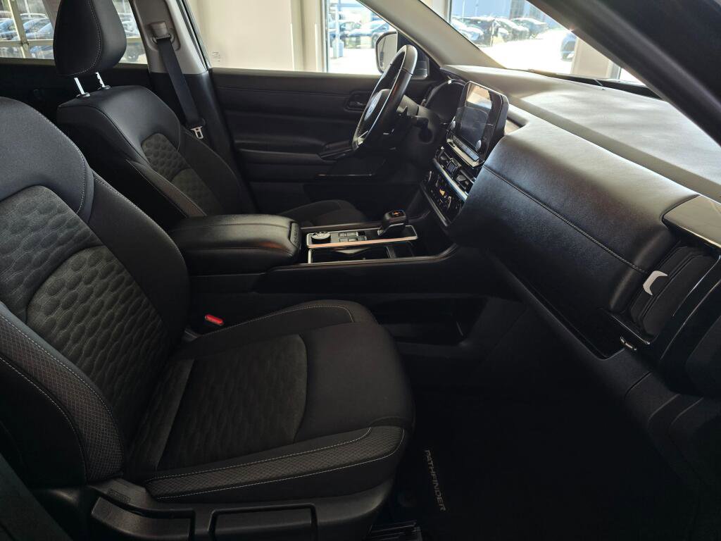 Used 2025 Nissan Pathfinder SV image 44