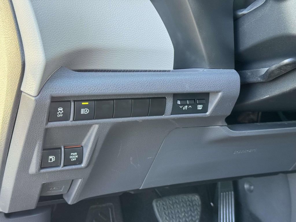 Used 2024 Toyota Sienna LE image 9