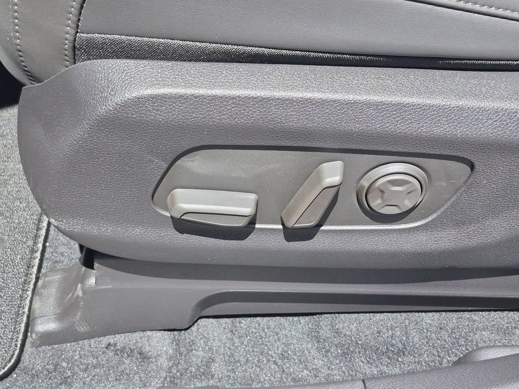 New 2026 Kia Carnival EX FWD image 35
