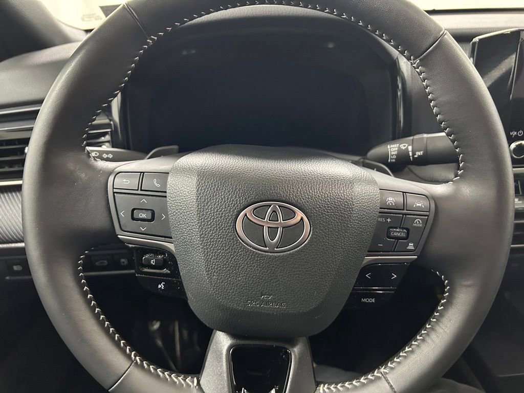 Used 2025 Toyota Camry SE w/ Convenience Package FWD image 16