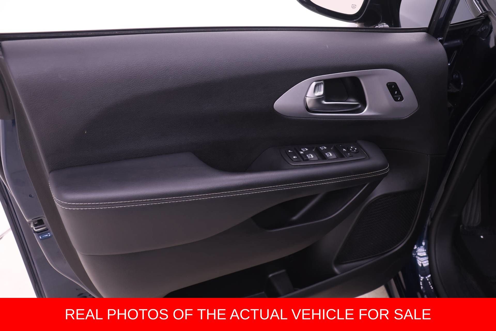 Used 2025 Chrysler Pacifica Limited FWD image 9