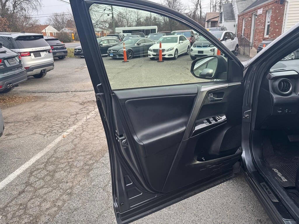 Used 2018 Toyota RAV4 SE image 32