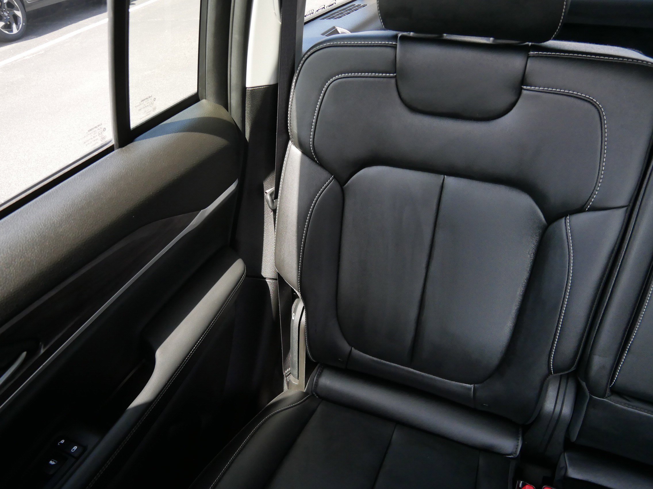 Used 2023 Jeep Grand Cherokee Limited AWD/4WD image 12