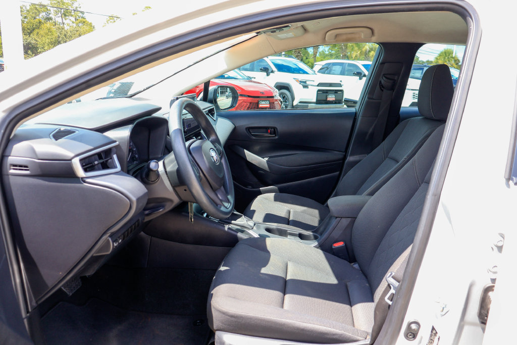 Used 2025 Toyota Corolla LE FWD image 9
