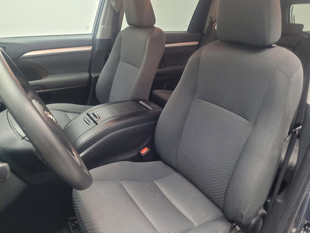 Used 2019 Toyota Highlander LE FWD image 17