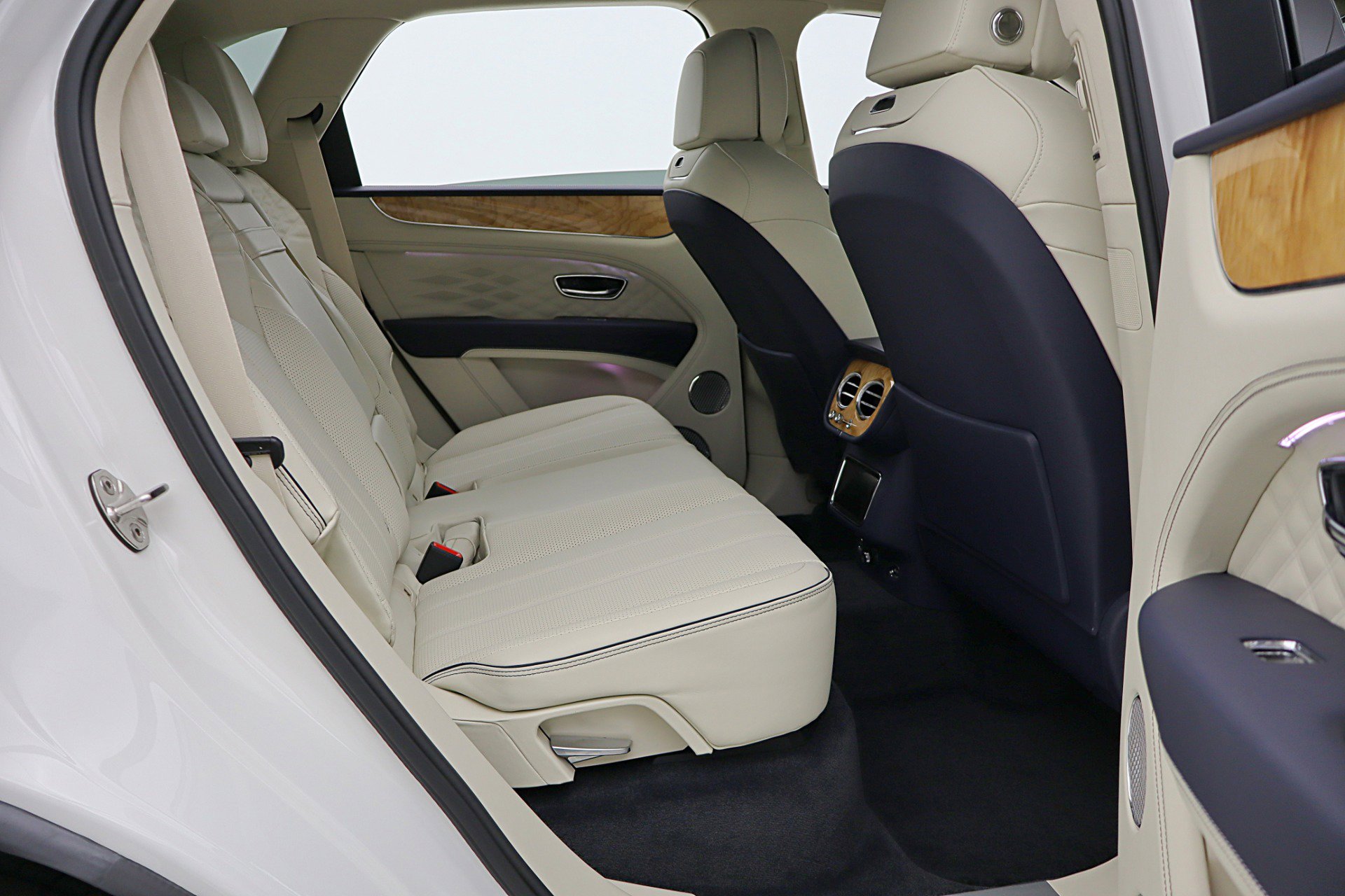 Used 2024 Bentley Bentayga image 44