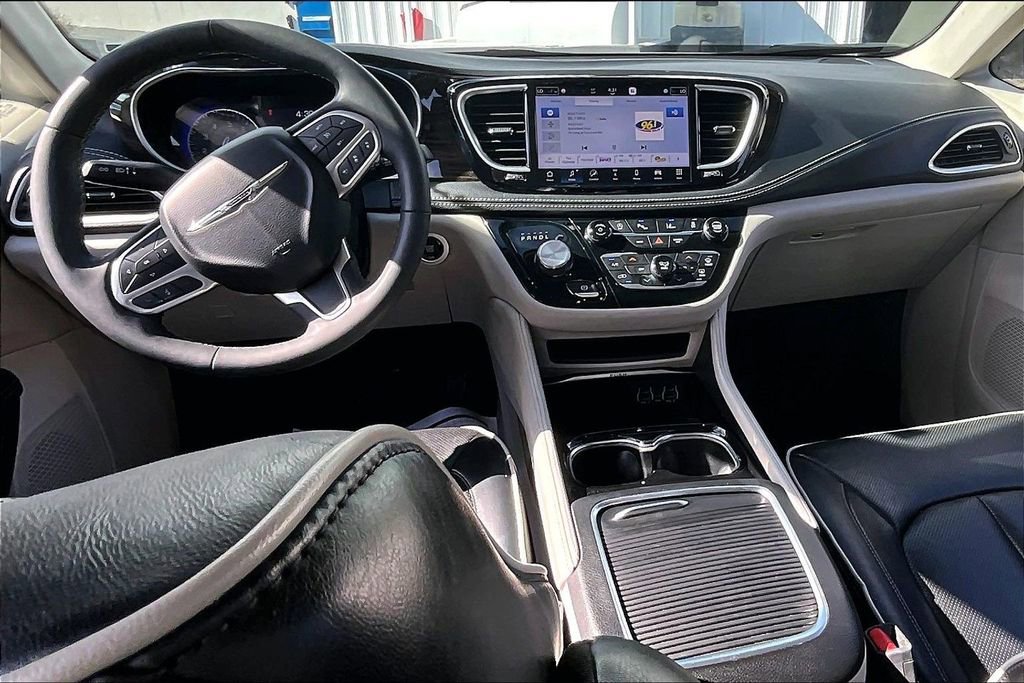 Used 2023 Chrysler Pacifica Limited image 7